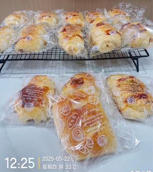 Después de que se haya enfriado completamente, envuélvelo en una bolsa de pan (quedará mucho mejor) y consérvalo fresco durante 3 días. Si hay hielo en el refrigerador se puede conservar durante 1 mes. Descongele la masa en el refrigerador durante la noche antes de comer, luego caliéntela en el microondas durante 40 segundos y quedará tan suave como recién horneada.