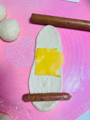 Añade queso, salchicha, etc. al pan y enróllalo en tu forma favorita. Pincele con líquido de huevo, exprima ketchup y aderezo para ensaladas, espolvoree con perejil, queso y otros sabores de su elección, deje fermentar una segunda vez hasta que sea 1,5 veces más grande y luego hornee en el horno.