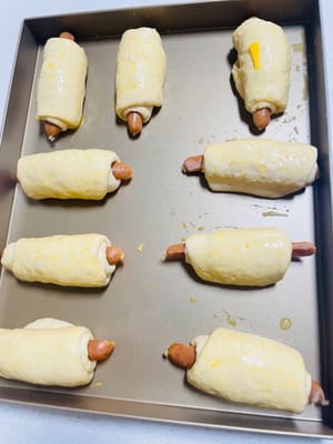 Añade queso, salchicha, etc. al pan y enróllalo en tu forma favorita. Pincele con líquido de huevo, exprima ketchup y aderezo para ensaladas, espolvoree con perejil, queso y otros sabores de su elección, deje fermentar una segunda vez hasta que sea 1,5 veces más grande y luego hornee en el horno.