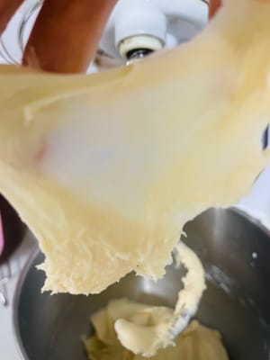 Vierta todos los ingredientes en el balde de masa y amase hasta que se forme una película de guante (usé una máquina de chef para mezclar durante 3 minutos en la marcha 1 y aproximadamente 8 minutos en la marcha 5)