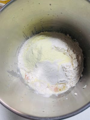 Vierta todos los ingredientes en el balde de masa y amase hasta que se forme una película de guante (usé una máquina de chef para mezclar durante 3 minutos en la marcha 1 y aproximadamente 8 minutos en la marcha 5)