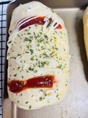 Añade queso, salchicha, etc. al pan y enróllalo en tu forma favorita. Pincele con líquido de huevo, exprima ketchup y aderezo para ensaladas, espolvoree con perejil, queso y otros sabores de su elección, deje fermentar una segunda vez hasta que sea 1,5 veces más grande y luego hornee en el horno.
