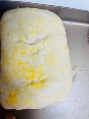Añade queso, salchicha, etc. al pan y enróllalo en tu forma favorita. Pincele con líquido de huevo, exprima ketchup y aderezo para ensaladas, espolvoree con perejil, queso y otros sabores de su elección, deje fermentar una segunda vez hasta que sea 1,5 veces más grande y luego hornee en el horno.