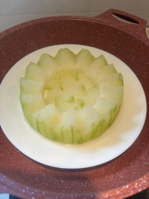 เมื่อปรุงเสร็จแล้ว คุณสามารถวางเนื้อบดลงตรงกลางแตงโมได้เลย