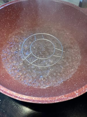 นำไปแช่ในน้ำเดือดแล้วนึ่งด้วยไฟปานกลางประมาณ 13 นาที