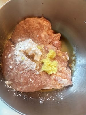 เริ่มต้นด้วยการหมักหมูสับด้วยส่วนผสมที่จำเป็น