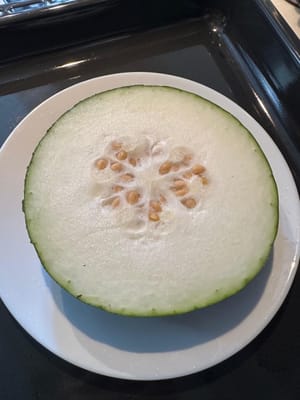 นำเมล็ดของแตงโมฤดูหนาวออกให้เหลือเป็นวงกลมสวยงามตรงกลาง