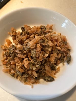 แช่ผักกาดดองในน้ำประมาณ 10 นาทีเพื่อขจัดเกลือส่วนเกินออก จากนั้นหั่นเป็นชิ้นเล็กๆ หลังจากแช่และล้างเรียบร้อยแล้ว