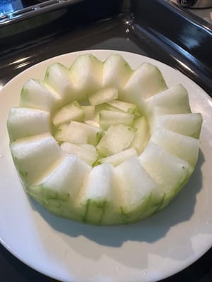 ตัดด้านข้างของแตงโมออกให้เป็นรูปซิกแซก วางแตงโมที่ตัดแต่งแล้วไว้ตรงกลางเป็นฐาน