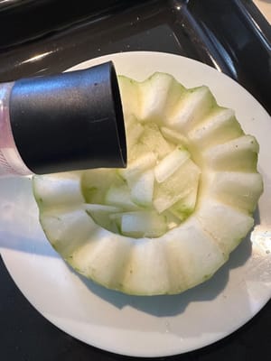 โรยเกลือลงบนผิวหน้า