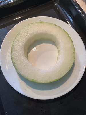 นำเมล็ดของแตงโมฤดูหนาวออกให้เหลือเป็นวงกลมสวยงามตรงกลาง