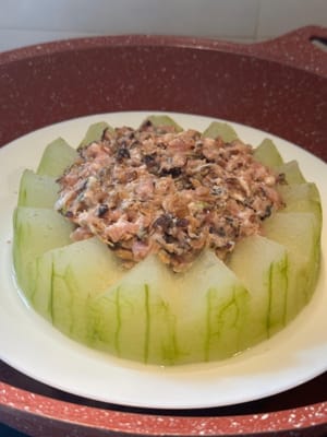 เมื่อปรุงเสร็จแล้ว คุณสามารถวางเนื้อบดลงตรงกลางแตงโมได้เลย