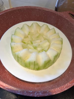 นำไปแช่ในน้ำเดือดแล้วนึ่งด้วยไฟปานกลางประมาณ 13 นาที