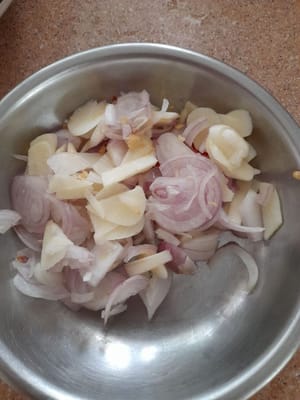 Bawang putih dan bawang merah yang sudah di cincang