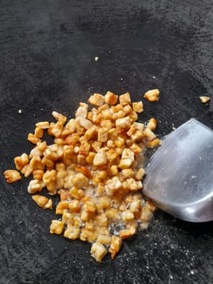 将豆豉煎至金黄色，然后取出放在一边。