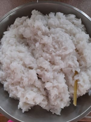 Masak santan dan air(600mili air ) hingga mulai mendidih kemudian masukan beras( beras yang sebelumnya sudah saya rendam selama 1 jam ),garam dan daun salam ,serai .Terus di aduk hingga air terserap habis sisihkan .