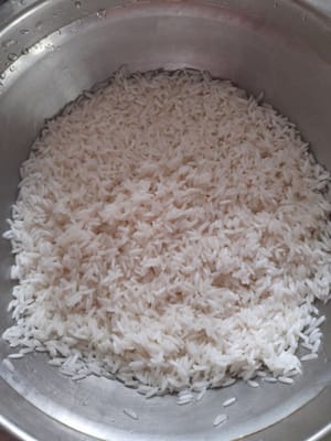 将椰奶和水（600毫升）煮沸，然后加入米（我之前浸泡过1小时的米）、盐、月桂叶和香茅。继续搅拌直至水完全吸收，备用。