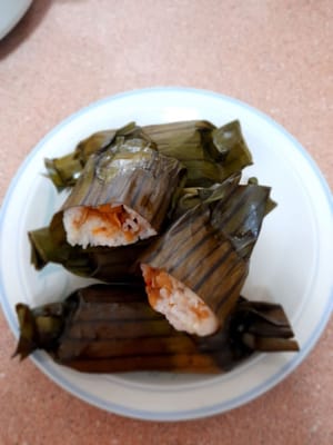 Nasi bungkus (arem -arem )isi kentang ,tempe sudah matang