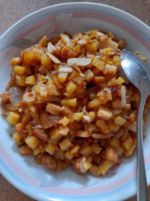 Tumis bawang merah bawang putih sampai harum ,masukan kentang tempe dan udang kering ,aduk rata,tambahkan air 50 mili .
Tambahkan garam gula merica bubuk dan saos tiram .masak hingga matang dan air habis ,angkat sisihkan