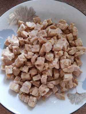 Tempe yang sudah di potong kotak kecil,.