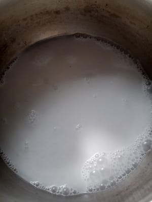 将椰奶和水（600毫升）煮沸，然后加入米（我之前浸泡过1小时的米）、盐、月桂叶和香茅。继续搅拌直至水完全吸收，备用。