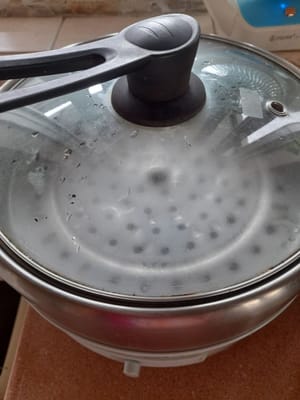 准备一个蒸锅，加入水，待水沸腾后，放入米，盖上锅盖，蒸20-30分钟至米熟软即可。
