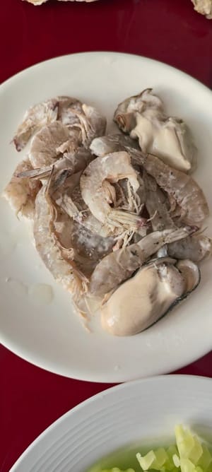 Remove the heads and innards from the shrimp, devein them, wash them thoroughly, drain the water, then sprinkle with a layer of cornstarch and mix well. Steam the oysters for two minutes until they open their shells automatically, remove the oyster meat, wash it clean, and coat it with cornstarch as well.