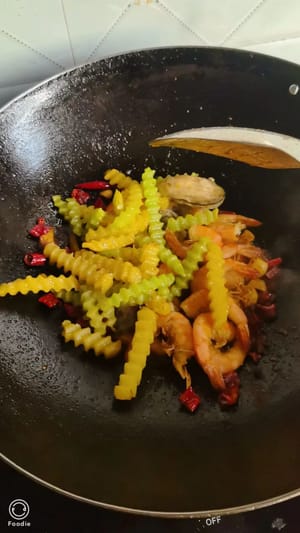 After stir-frying until fragrant, add the shrimp and side dishes, stir-fry over high heat until the sauce is fragrant, finally sprinkle with shredded onions and celery, stir-fry again until evenly mixed, and it's ready to serve.