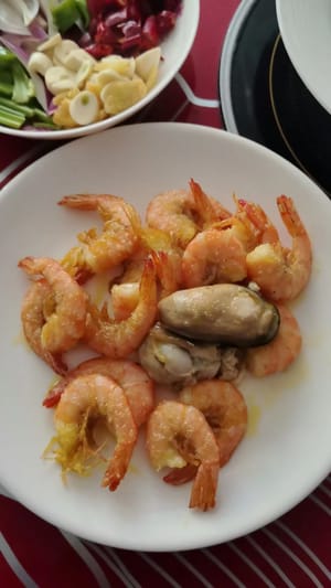 Heat oil in a wok to 60% of its maximum temperature. Add the prepared shrimp and fry over medium heat until the shells are crispy.