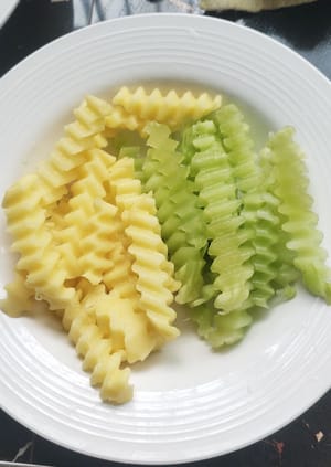 Peel the lettuce and potatoes and cut them into thick strips using a wavy knife (or a regular knife).