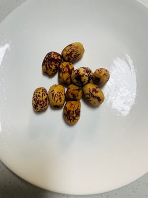 Seleccione dátiles rojos sin piel y sin hueso, píquelos ligeramente para facilitar su procesamiento y déjelos a un lado después de picarlos.