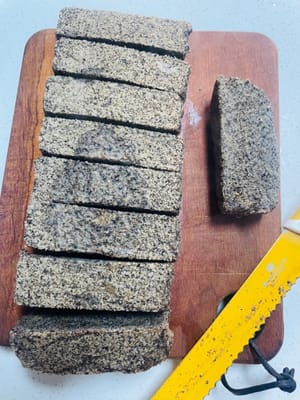 Una vez que el recipiente esté lo suficientemente frío como para manipularlo, retírelo del fuego, inviértalo y retire el papel vegetal.
¡Córtelo en trozos pequeños y listo para comer! Es suave, masticable, dulce y súper delicioso. ¡Disfrútelo mientras esté caliente!