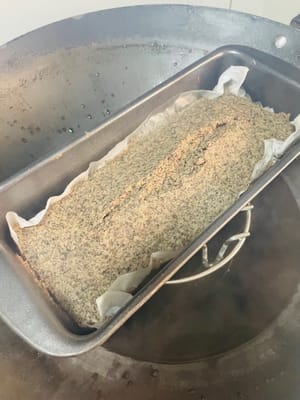 Una vez que el recipiente esté lo suficientemente frío como para manipularlo, retírelo del fuego, inviértalo y retire el papel vegetal.

¡Córtelo en trozos pequeños y listo para comer! Es suave, masticable, dulce y súper delicioso. ¡Disfrútelo mientras esté caliente!