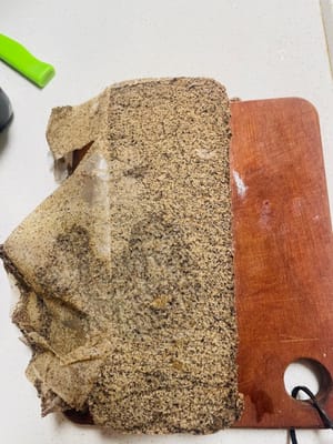 Una vez que el recipiente esté lo suficientemente frío como para manipularlo, retírelo del fuego, inviértalo y retire el papel vegetal.

¡Córtelo en trozos pequeños y listo para comer! Es suave, masticable, dulce y súper delicioso. ¡Disfrútelo mientras esté caliente!