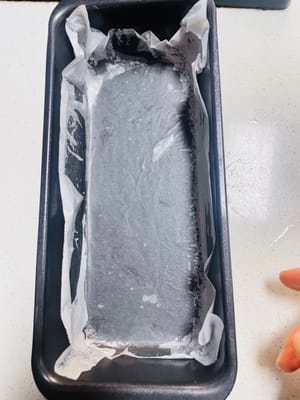 Rocíe un poco de aceite en el fondo del recipiente para cocinar el pastel al vapor y luego cúbralo con papel vegetal para que no se pegue.
Yo usé papel vegetal resistente a altas temperaturas.