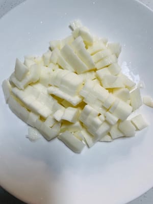 Pele el ñame y córtelo en trozos pequeños. ¡Asegúrese de usar guantes! De lo contrario, le picará mucho las manos. Si accidentalmente se mancha las manos, caliéntelas suavemente al fuego para aliviar la picazón.