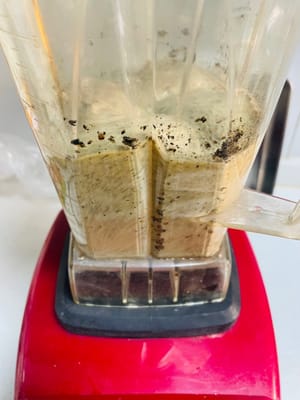 Encienda la licuadora y licúe intermitentemente hasta obtener una pasta suave.