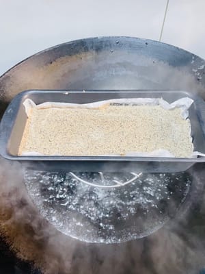 Vierta la pasta licuada en un recipiente, colóquela en una olla y cocínela al vapor sobre agua. Cocine al vapor durante 30 minutos después de que el agua hierva, luego apague el fuego y deje reposar otros 5 minutos.
