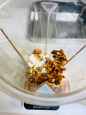 Coloque el ñame chino cortado en cubitos y los dátiles rojos en una licuadora, agregue 3 huevos, 75 g de cubos de pasta de sésamo negro y polvo de sésamo negro y luego vierta aproximadamente 50 g de agua.