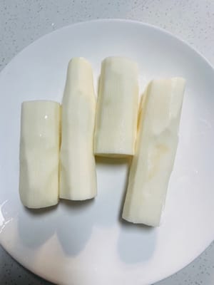 Pele el ñame y córtelo en trozos pequeños. ¡Asegúrese de usar guantes! De lo contrario, le picará mucho las manos. Si accidentalmente se mancha las manos, caliéntelas suavemente al fuego para aliviar la picazón.