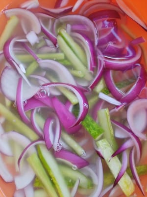 Lavare il cetriolo sottaceto e le striscioline di cipolla con acqua, scolare e mettere da parte.