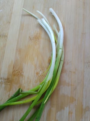Tritare gli scalogni.