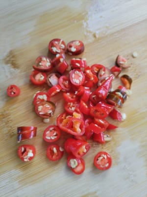 Tagliare i peperoncini.