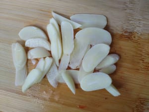 Tagliare l'aglio a fettine.