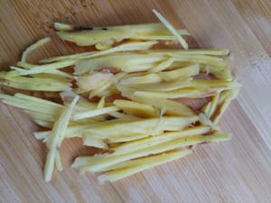 tritare lo zenzero.