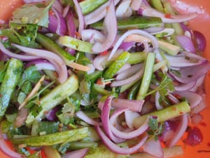 aggiungere due cucchiai di zucchero, un cucchiaio di salsa di ostriche, un cucchiaio di aceto bianco, un cucchiaino di essenza di pollo, un cucchiaio di salsa di soia, un cucchiaio di pepe tritato, 20 grammi di zenzero grattugiato, 10 grammi di cipollotti, 15 grammi di coriandolo, quindi aggiungere peperoncino, fettine d'aglio e versare 100 grammi di soia cotta.