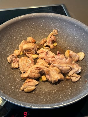 Mariniertes Hähnchen hinzufügen und weiter braten, bis es braun ist