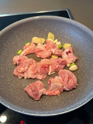 Mariniertes Hähnchen hinzufügen und weiter braten, bis es braun ist