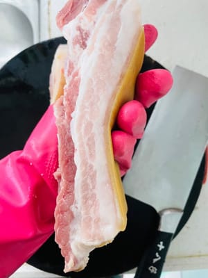 Menyiapkan perut babi: Pilih perut babi dengan keseimbangan lemak dan daging tanpa lemak yang baik. Minta tukang daging untuk membakar kulitnya untuk Anda. Setelah sampai di rumah, rendam dalam air hangat selama 10 menit, lalu gunakan pisau kecil untuk mengikis bagian yang terbakar. Milik saya hanya dikikis setengahnya. Kulit babi yang terbakar rasanya sangat lezat.