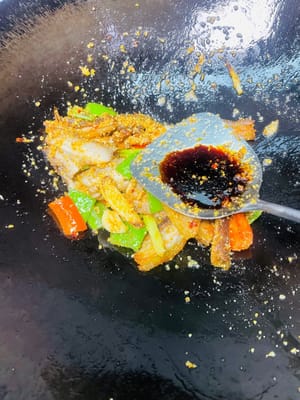 Bumbu dan penyajian: Tambahkan 1 sendok makan kecap asin dan aduk rata. Terakhir, tambahkan daun kucai dan tumis sebentar sebelum disajikan.